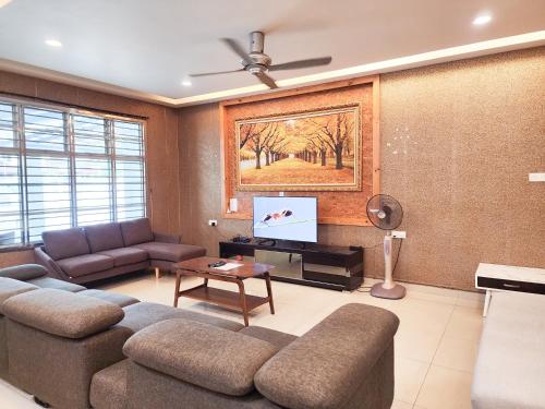 Kempas -- 32 Pax SemiD, Near Paradigm Mall JB