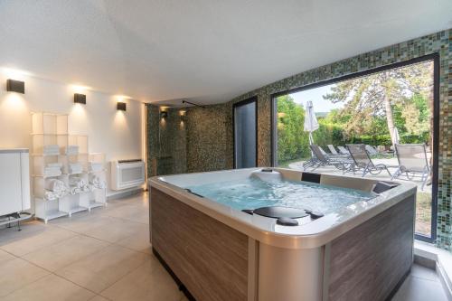 อ่างแช่น้ำร้อน, โปโม โฮเทล แอนด์ เรสเทอรองต์ (POMO Hotel & Restaurant) in อชิโรเรส