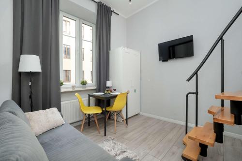 Cozy Studios Mielczarskiego with Mezzanine in Łódź by Noclegi Renters