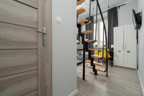 Cozy Studios Mielczarskiego with Mezzanine in Łódź by Noclegi Renters