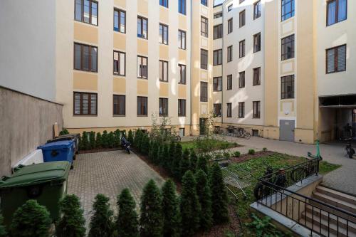 Cozy Studios Mielczarskiego with Mezzanine in Łódź by Noclegi Renters