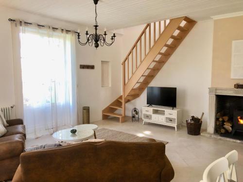 Koplietošanas atpūtas telpa ar TV, La Vergnotte B & B in Saint-Antoine-de-Breuilh