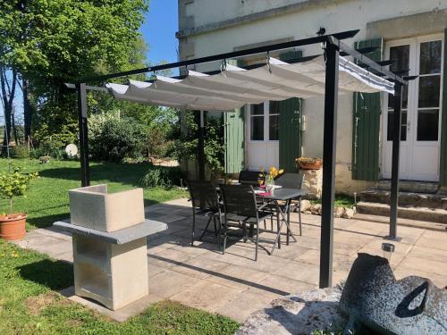 Koplietošanas atpūtas telpa ar TV, La Vergnotte B & B in Saint-Antoine-de-Breuilh