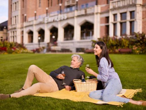 654445103 Fairmont Empress Hotel