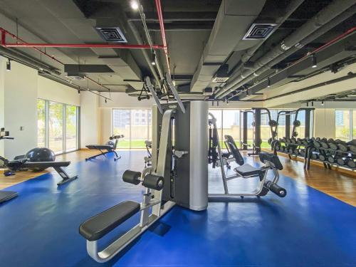 Silkhaus Modern luxury 1BDR Bellevue | Gym & Pool - image 11