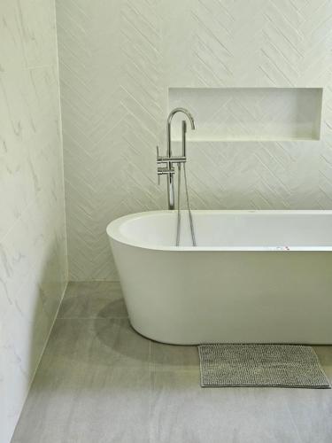 Bathroom, Karisma Private Villa Pattaya in Khao Talo