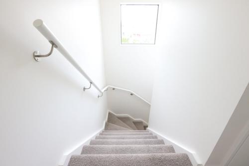 Modern 2-Bed Townhouse Close to City Attractions in أدينغتون