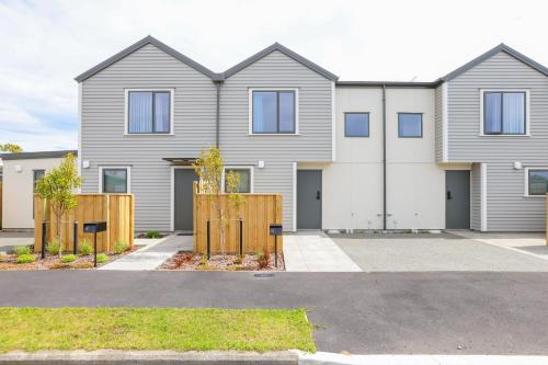 Modern 2-Bed Townhouse Close to City Attractions in أدينغتون