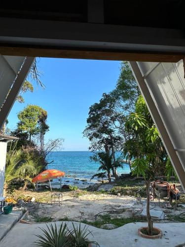 Romny Cozy Bay Resort in Koh Rong Sanloem