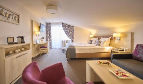 1 king bed, 1 sofa bed