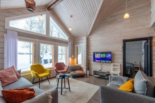 Közös társalgó / TV, Lähderinne - 2 bedroom log cabin, private beach, wifi & sauna (Lahderinne - 2 bedroom log cabin, private beach, wifi & sauna) in Suomussalmi