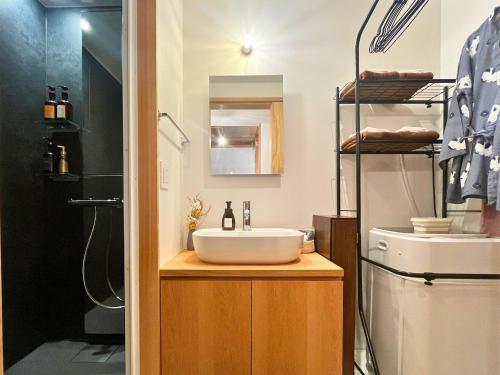 prysznic, Kobe / MAX4ppl / 神戸/ 三宮から車で10分 / 日本庭園のあるタイニーハウスの宿 in Nunobiki