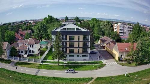 A szálláshely kívülről, Riverside in Stevan Sremac