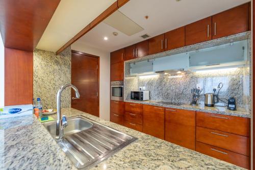 Downtown Retreat | 1BR with Skyline Views & WiFi, Dubái (foto 9)