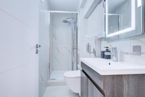 Contemporary 2-Bedroom Apartment in Wanstead, London, London (photo 8)
