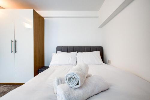 Contemporary 2-Bedroom Apartment in Wanstead, London, London (photo 9)