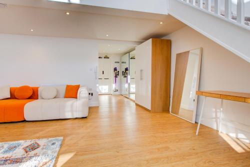 Contemporary 2-Bedroom Apartment in Wanstead, London, London (photo 4)
