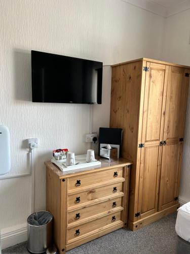 Small Twin Room image 5