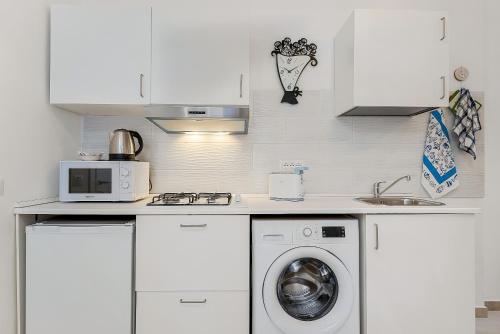 Modern White Apt with AC and balcony Modern White Apt with AC and balcony