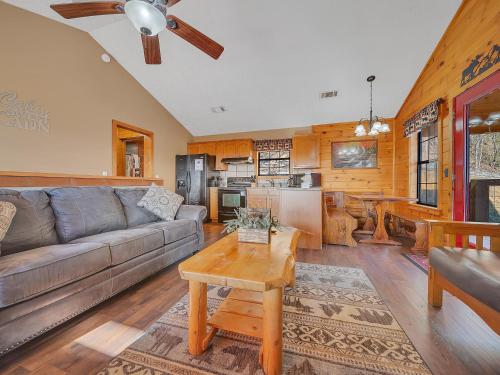 Smoky View on the Rocks 2 Br cabin by RedAwning – Sevierville, TN