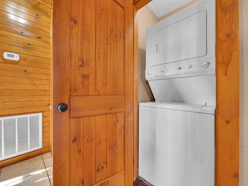 Smoky View on the Rocks 2 Br cabin by RedAwning – Sevierville, TN