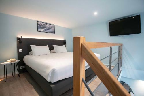 1 king bed, 2 sofa beds