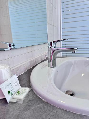HOTEL De La Tour Saint Etienne SUD Room Type - Economy Triple Room