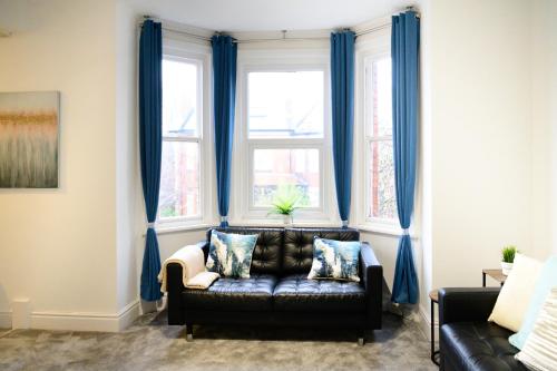 Aqua Springs, 2 BR, Sofa Bed, Sleeps 6, 1st floor apartment, near Didsbury, Manchester (photo 7)