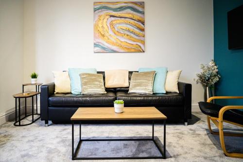 Aqua Springs, 2 BR, Sofa Bed, Sleeps 6, 1st floor apartment, near Didsbury, Manchester
