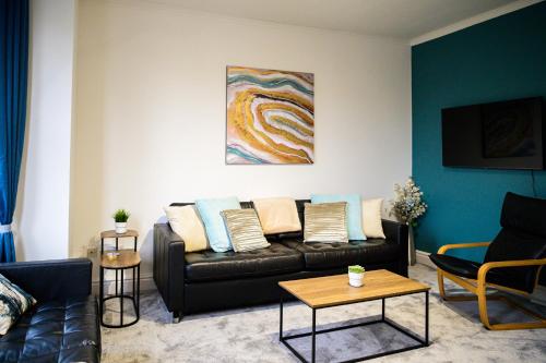 Aqua Springs, 2 BR, Sofa Bed, Sleeps 6, 1st floor apartment, near Didsbury 2