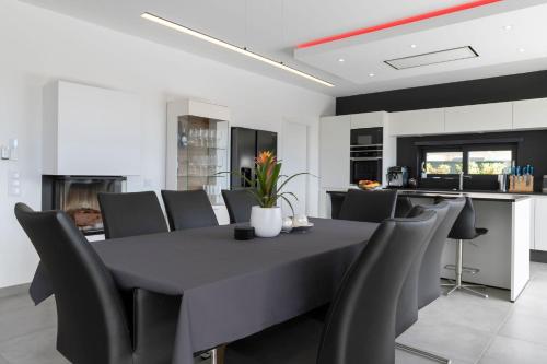 Manatee - Modern & Luxurious villa - image 2