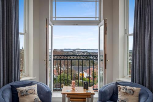 Two-Bedroom Apartment room in 10 Mansion House - Indoor Pool Sea Views Gym