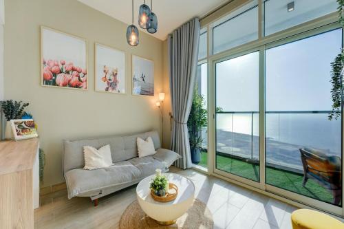 HiGuest - New! Stunning sea view studio, Balcony, Pool, Dubai
