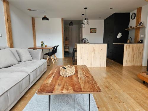 spacious modern LOFT, 2 bedrooms, 95m2, free parking, Bratislava (fotografie 5)