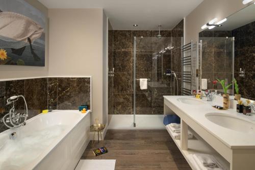 Photo - Meikleour Arms Hotel & Restaurant