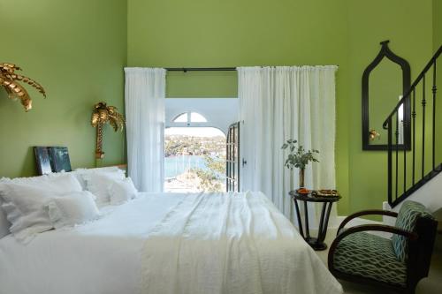 1 king bed, 1 queen bed