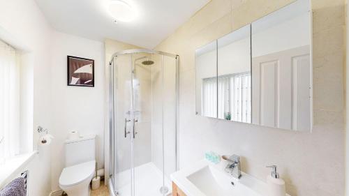 Modern Home, Sleeps 8, Parking Modern Home, Sleeps 8, Parking