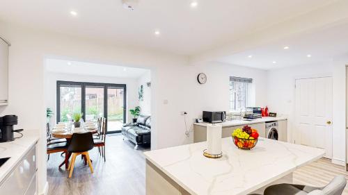 Modern Home, Sleeps 8, Parking Modern Home, Sleeps 8, Parking