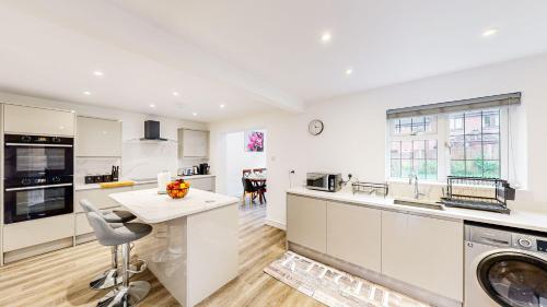 Modern Home, Sleeps 8, Parking Modern Home, Sleeps 8, Parking