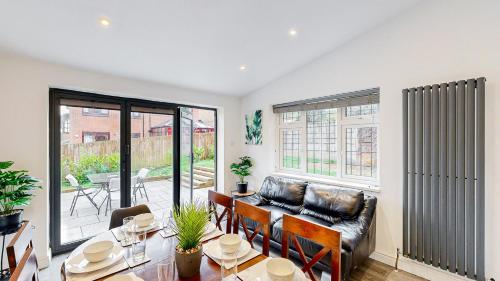 Modern Home, Sleeps 8, Parking Modern Home, Sleeps 8, Parking