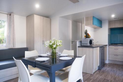 virtuve, Mobil Home XXL 4 chambres - Camping Country Park in Touquin
