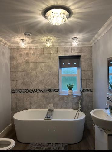 Bathroom, Gellyburn Cottage a Modern Farm Cottage with Countryside Views in Kinross