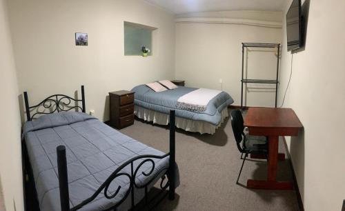 Standard Twin Room image 3