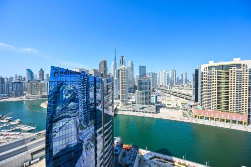 Luxury 1BR Near Burj Khalifa with Canal Views, Дубай (фото 2)
