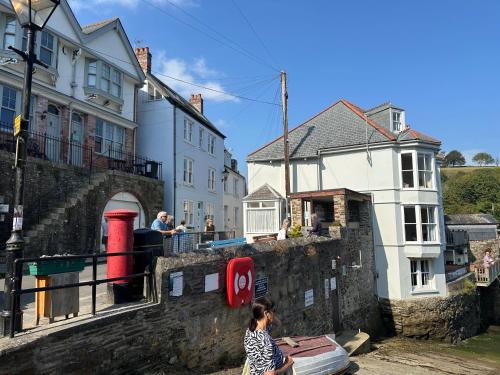 The Slipway Suite Fowey Harbour & Parking 1 Min The Slipway Suite Fowey Harbour & Parking 1 Min