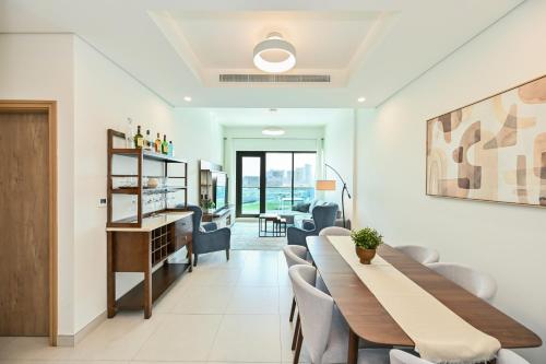 Luxury 1BR Near Burj Khalifa with Canal Views, Дубай (фото 9)