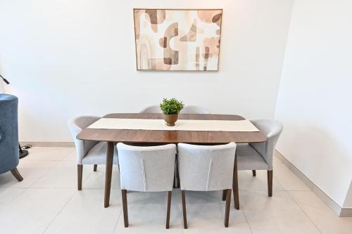 Luxury 1BR Near Burj Khalifa with Canal Views, Дубай (фото 10)