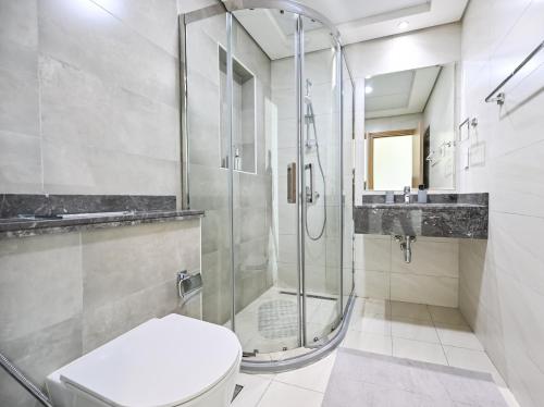 Luxury 1BR Near Burj Khalifa with Canal Views, Дубай (фото 6)