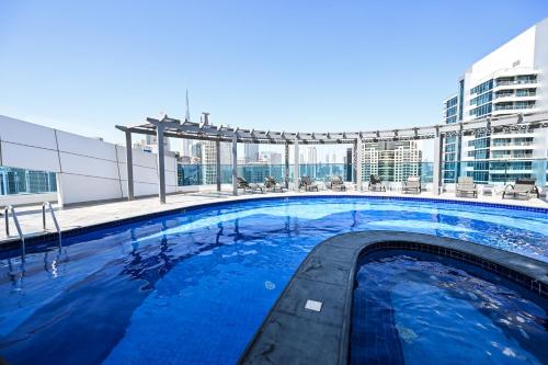 Luxury 1BR Near Burj Khalifa with Canal Views, Дубай (фото 3)