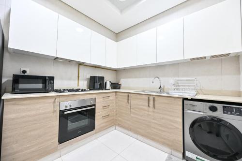 Luxury 1BR Near Burj Khalifa with Canal Views, Дубай (фото 5)